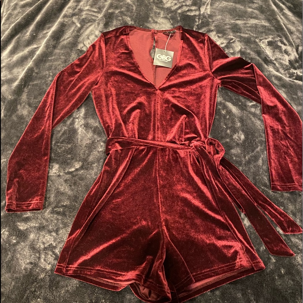 BRAND NEW - GBG - SHORT JUMPSUIT - VELVET WINE SIZE SMALL - RED
